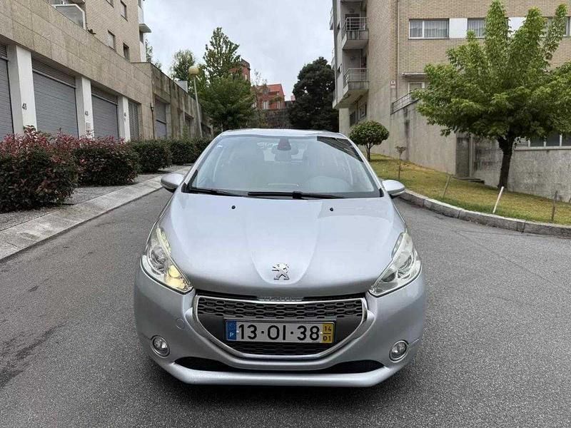 Cinzento prata metalizado Usado 2014 Peugeot 208 Allure Citadino | € 8.450 (Bom preço) - Imagem 1/4