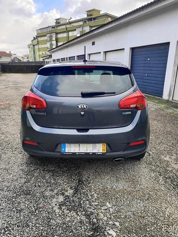 Usado Kia Ceed 90 HP (66 kW) 2015 Cinzento Citadino