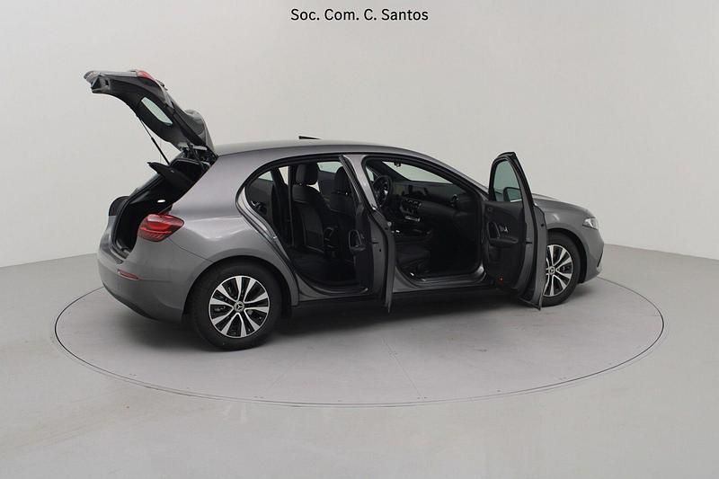 Usado Mercedes A200 150 HP (110 kW) 2024 Cinza Sedan