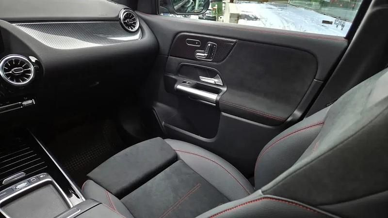 Usado Mercedes GLA200 Advanced Plus 163 HP (119 kW) 2025 Preto cosmos SUV