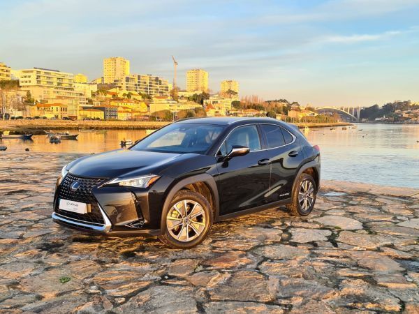 Preto grafite Usado 2021 Lexus UX 300e SUV | € 32.950 - Imagem 1/4