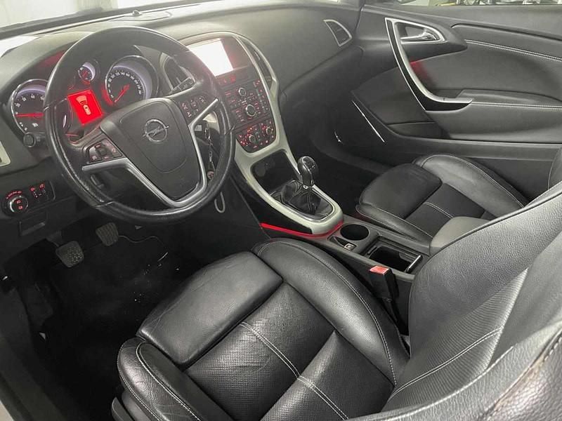 Usado Opel Astra 140 HP (102 kW) 2012 Branco Citadino