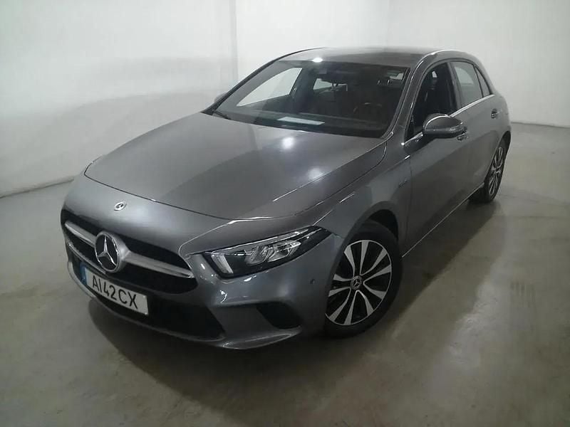 Cinza Usado 2021 Mercedes A250 Style Citadino | € 23.990 (Preço justo) - Imagem 1/4
