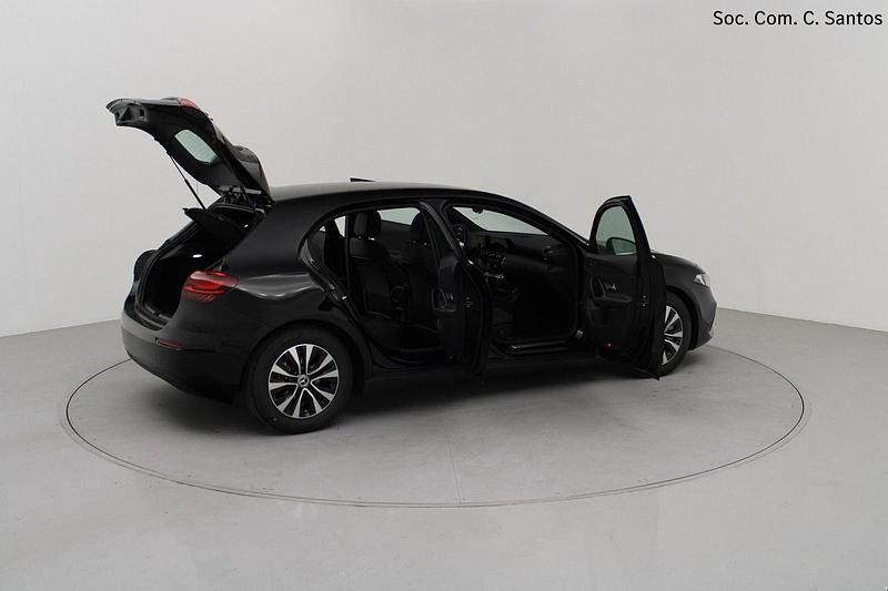 Usado Mercedes A180 116 HP (85 kW) 2025 Preto Sedan