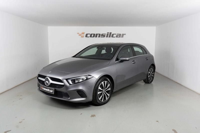 Cinza Usado 2022 Mercedes A250 Progressive Citadino | € 25.980 (Bom preço) - Imagem 1/4
