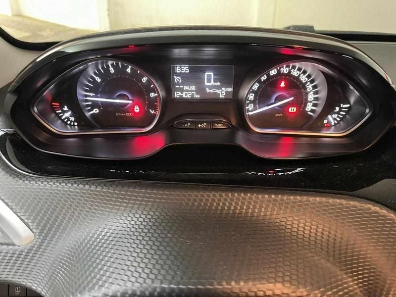 Usado Peugeot 2008 82 HP (60 kW) 2015 Cinzento SUV