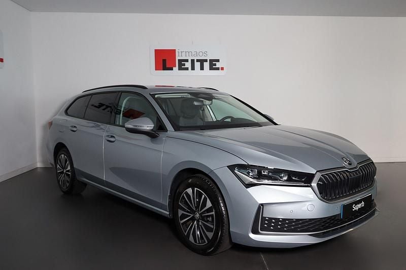 Cinza Usado 2025 Skoda Superb Selection Carrinha | € 34.990 (Bom preço) - Imagem 1/4
