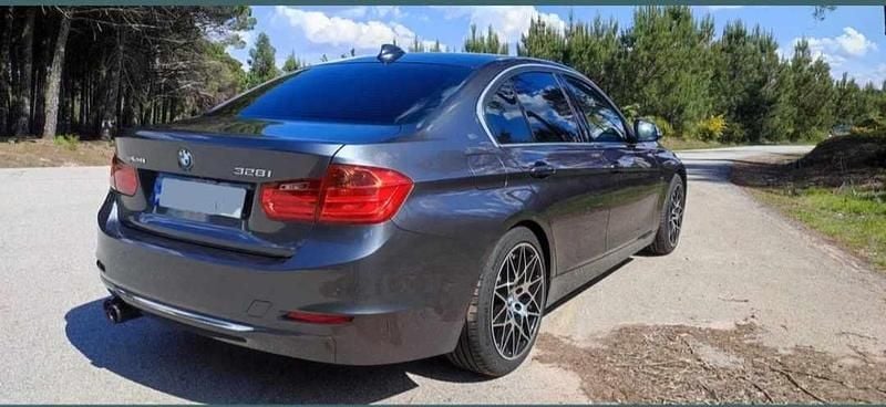 Cinzento Usado 2012 BMW 328 Sedan | € 17.000 - Imagem 1/4