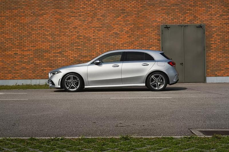 Usado Mercedes A180 AMG line 116 HP (85 kW) 2021 Cinza prata