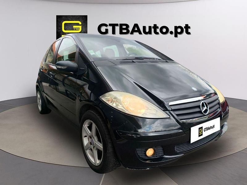 Preto Usado 2004 Mercedes 180 Sedan | € 4.900 - Imagem 1/4