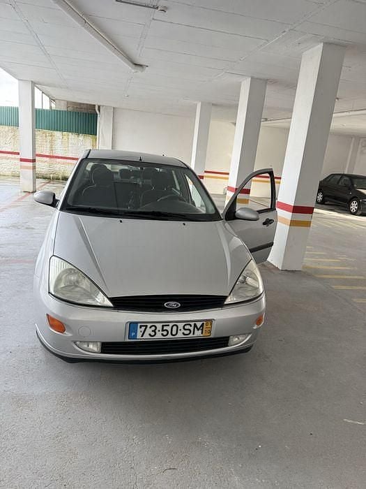 Usado Ford Focus Ghia 100 HP (73 kW) 2001 Sedan