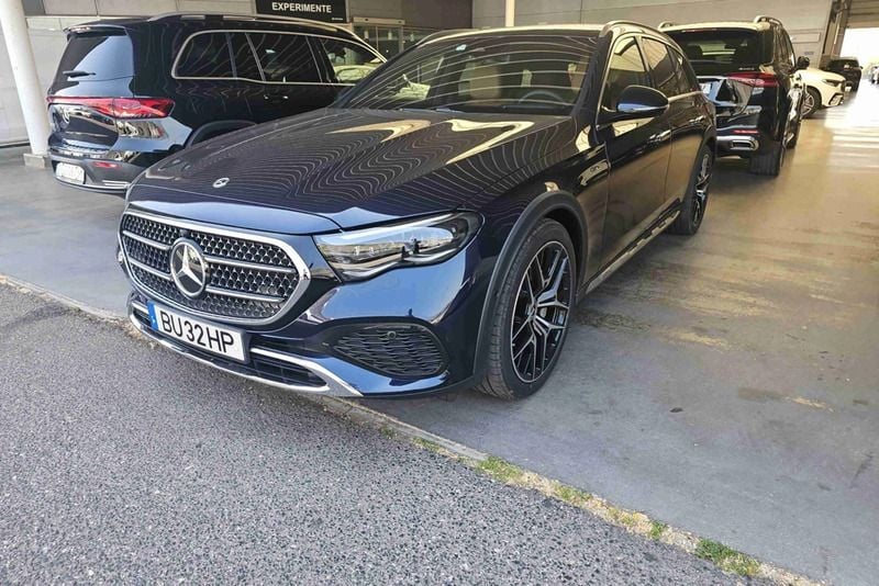 Azul Novo 2025 Mercedes E300 Carrinha | € 89.964 (Caro) - Imagem 1/4