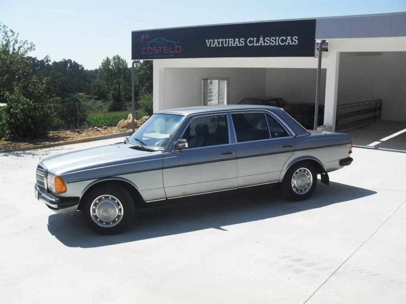 Azul Usado 1981 Mercedes W115 | € 8.450 - Imagem 1/4