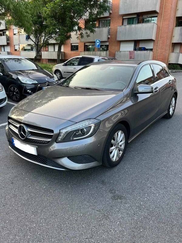 Cinzento Usado 2015 Mercedes A180 Citadino | € 14.500 (Bom preço) - Imagem 1/4