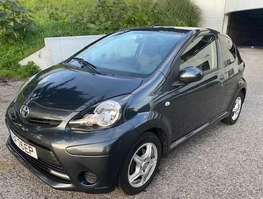Usado Toyota Aygo 68 HP (50 kW) 2013 Cinzento Citadino