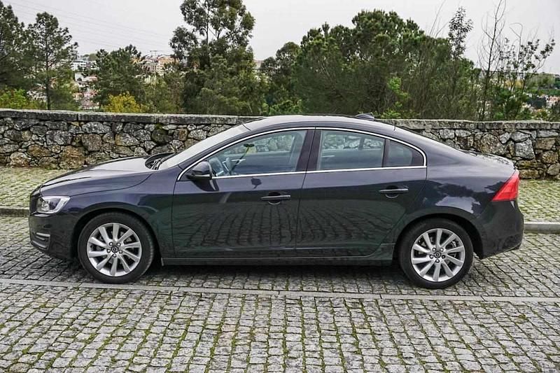 Usado Volvo S60 181 HP (133 kW) 2015 Cinzento Sedan