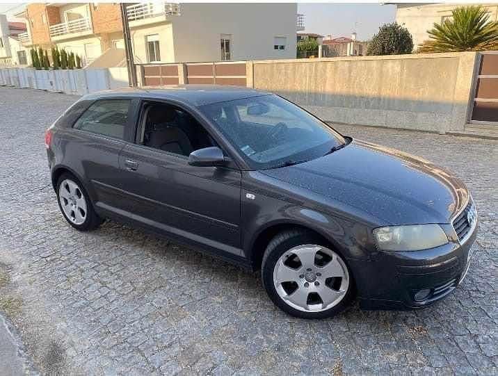 Cinzento Usado 2004 Audi A3 Citadino | € 5.350 (Bom preço) - Imagem 1/4