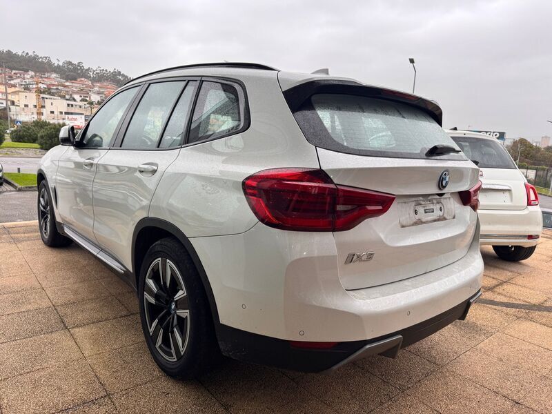 Branco Usado 2021 BMW iX3 SUV | € 38.880 (Bom preço) - Imagem 1/4