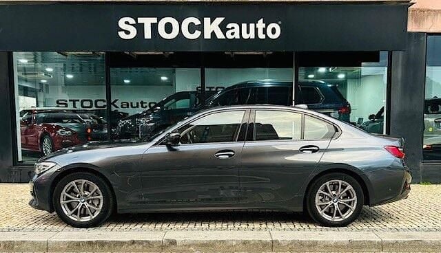 Cinza Usado 2019 BMW 330 Sport Line Sedan | € 27.000 (Caro) - Imagem 1/4