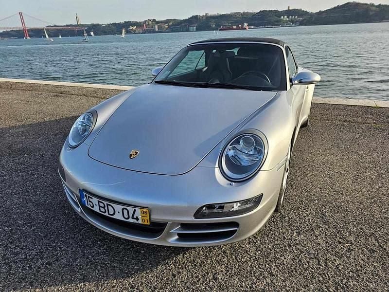 Cinzento Usado 2006 Porsche 911 Carrera 4S Coupé | € 78.000 - Imagem 1/4