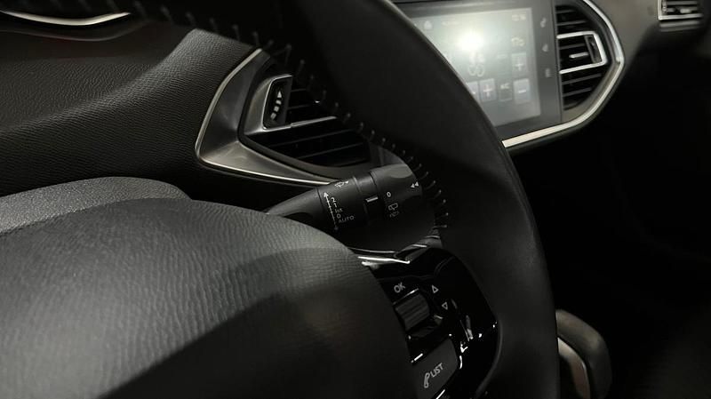 Usado Peugeot 308 Allure 120 HP (88 kW) 2017 Preto