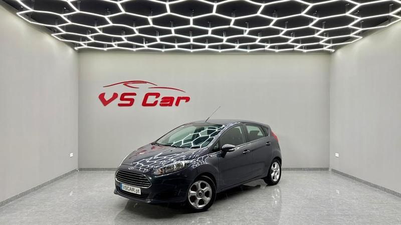 Cinzento (metalizado) Usado 2015 Ford Fiesta Titanium Citadino | € 11.500 (Preço justo) - Imagem 1/4