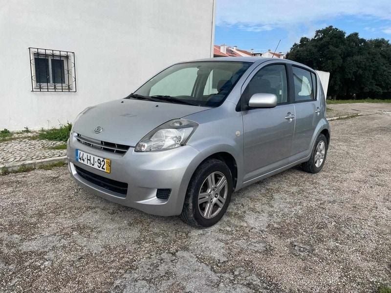 Cinzento Usado 2009 Daihatsu Sirion Citadino | € 3.950 - Imagem 1/4
