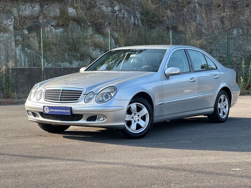 Cinza Usado 2004 Mercedes E220 Classic Sedan | € 8.390 - Imagem 1/4