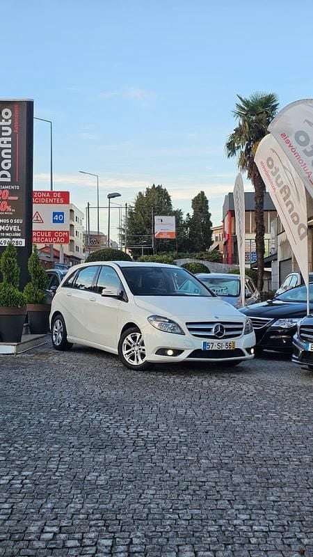 Branco Usado 2012 Mercedes B180 Monovolume | € 10.995 (Bom preço) - Imagem 1/4