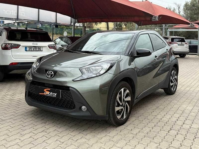 Cinza Usado 2023 Toyota Aygo Play Citadino | € 19.650 (Preço justo) - Imagem 1/4