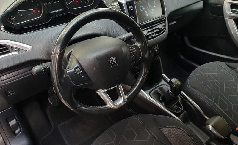 Usado Peugeot 2008 75 HP (55 kW) 2018 Cinzento SUV