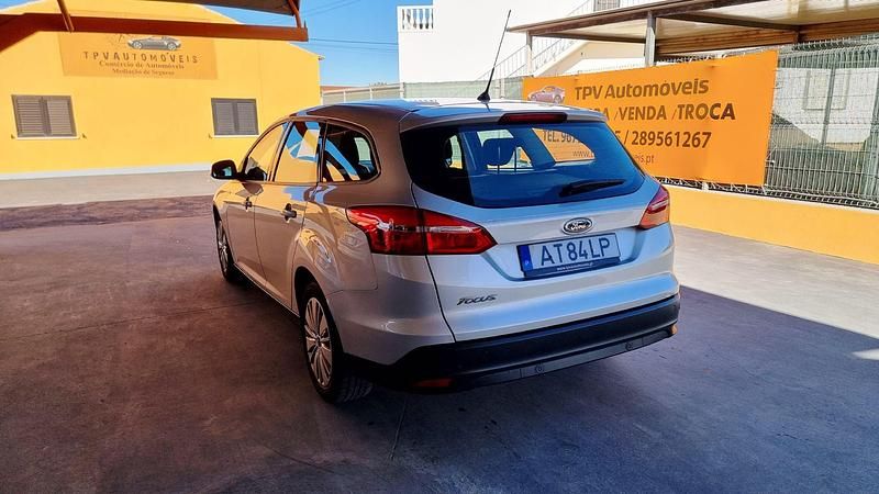 Usado Ford Focus Titanium 120 HP (88 kW) 2017 Cinzento (metalizado) Carrinha