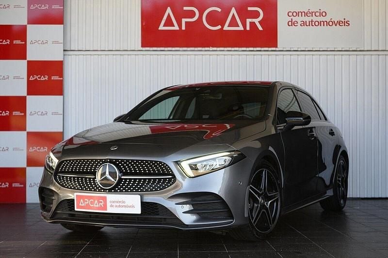 Cinza Usado 2023 Mercedes A180 AMG line Sedan | € 31.500 (Bom preço) - Imagem 1/4