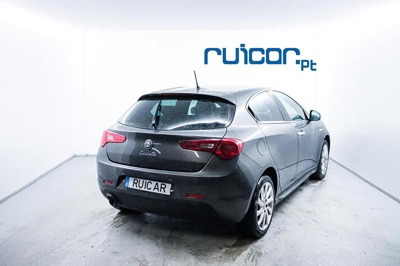 Usado Alfa Romeo Giulietta 120 HP (88 kW) 2011 Cinzento Citadino