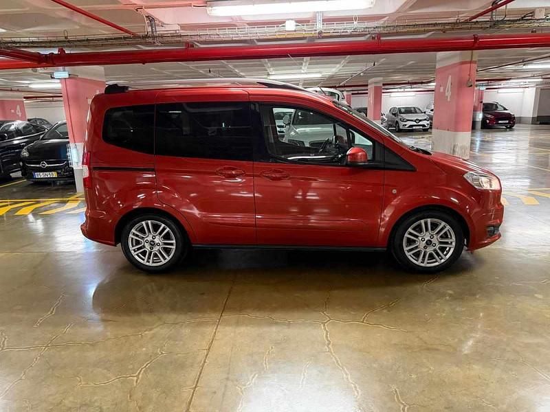 Usado Ford Tourneo 101 HP (74 kW) 2015 Vermelho