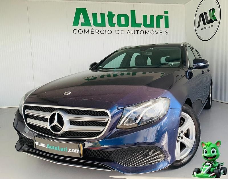 Azul Usado 2017 Mercedes E220 Avantgarde Carrinha | € 27.950 - Imagem 1/4