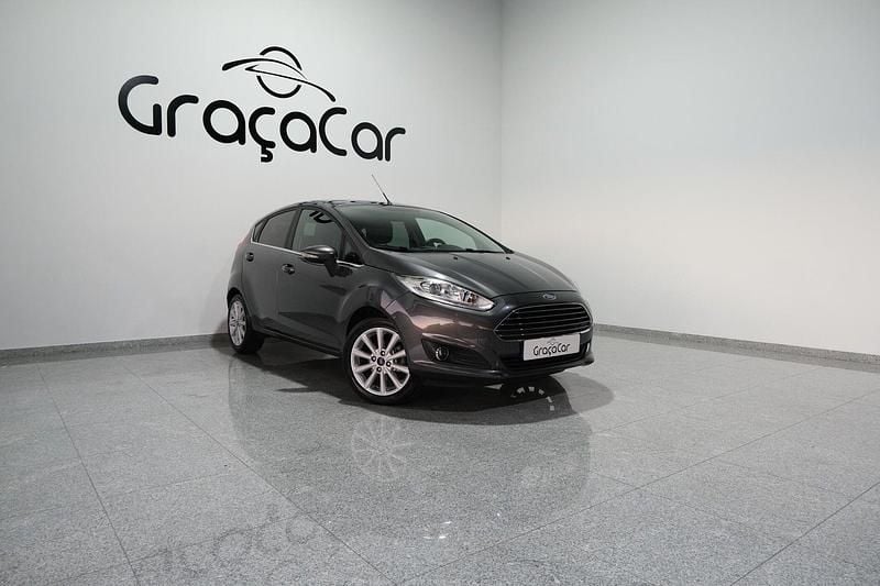 Cinza Usado 2016 Ford Fiesta Titanium Citadino | € 10.900 (Preço justo) - Imagem 1/4