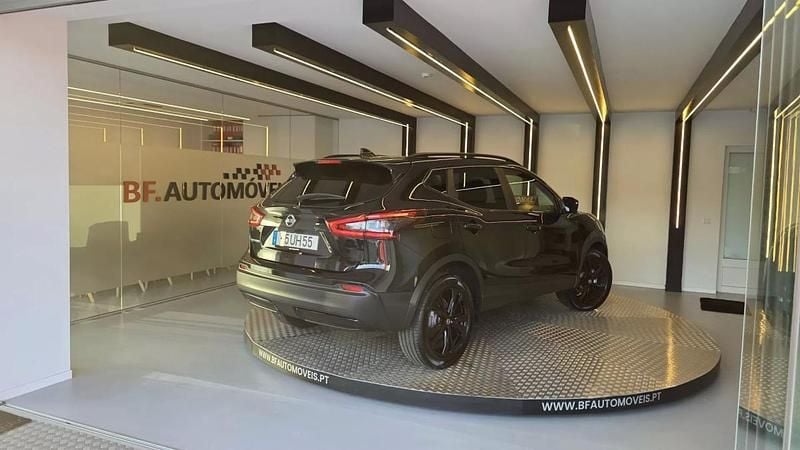 Usado Nissan Qashqai Premium Edition 110 HP (80 kW) 2018 Preto SUV