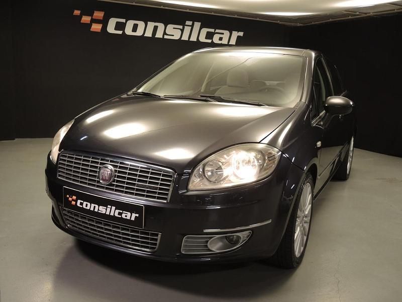 Usado Fiat Linea Emotion 90 HP (66 kW) 2008 Preto Sedan