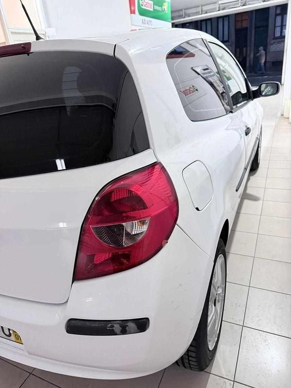 Usado Renault Clio II 68 HP (50 kW) 2008 Branco Citadino