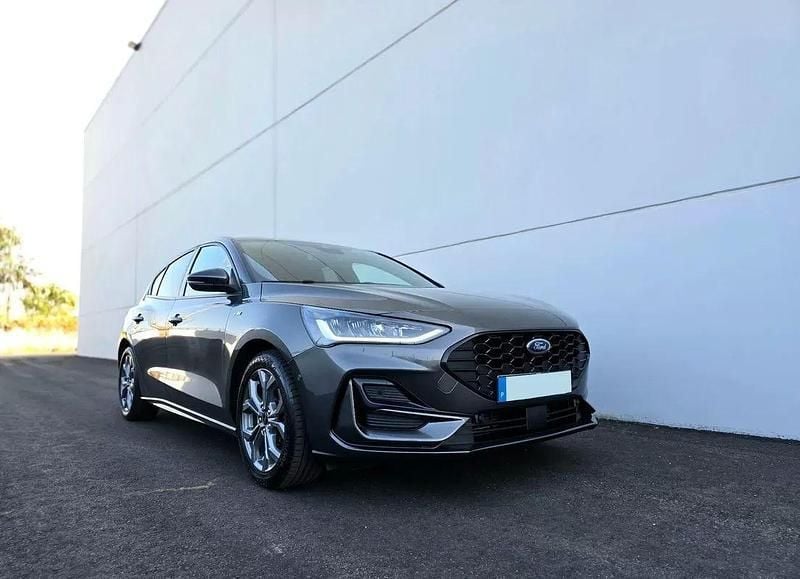 Cinzento Usado 2022 Ford Focus ST-Line Citadino | € 17.750 (Bom preço) - Imagem 1/4