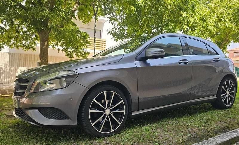 Cinza Usado 2015 Mercedes A180 AMG line | € 13.990 (Super Preço) - Imagem 1/4