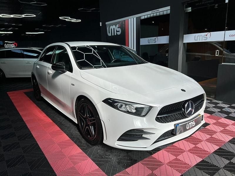 Usado Mercedes A180 AMG line 116 HP (85 kW) 2019 Branco
