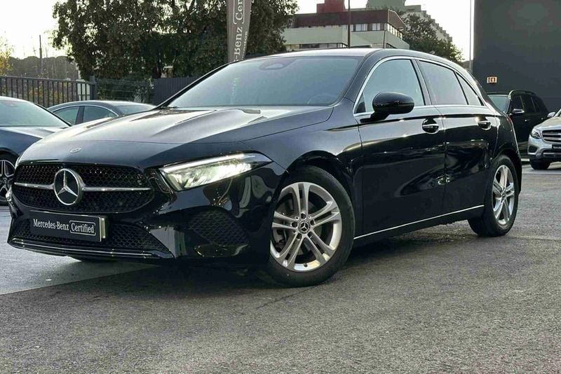 Preto Usado 2023 Mercedes A200 Progressive Citadino | € 33.500 (Preço justo) - Imagem 1/4