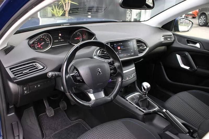 Usado Peugeot 308 SW Active 102 HP (75 kW) 2019 Azul Carrinha