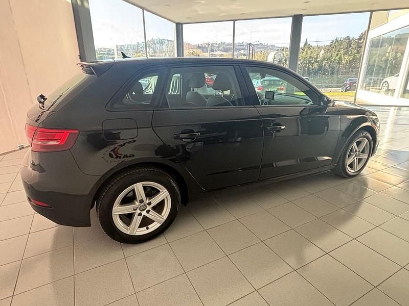 Usado Audi A3 Design 116 HP (85 kW) 2019 Preto Sedan