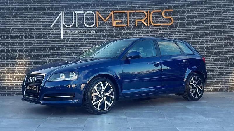 Azul Usado 2011 Audi A3 Sportback Attraction Citadino | € 13.450 - Imagem 1/4