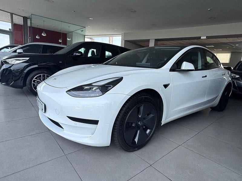 Branco Usado 2021 Tesla Model 3 Standard Range Plus Sedan | € 27.980 (Preço elevado) - Imagem 1/4