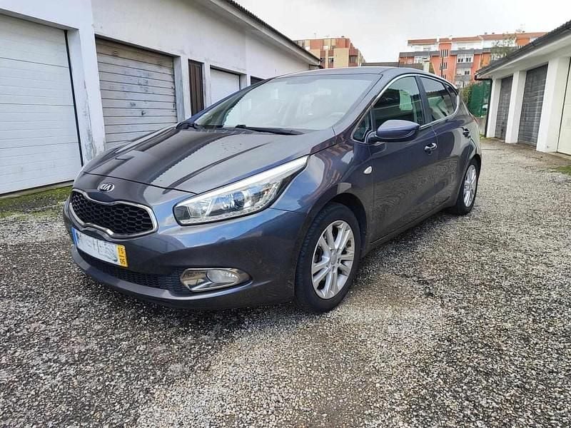 Usado Kia Ceed 90 HP (66 kW) 2015 Cinzento Citadino