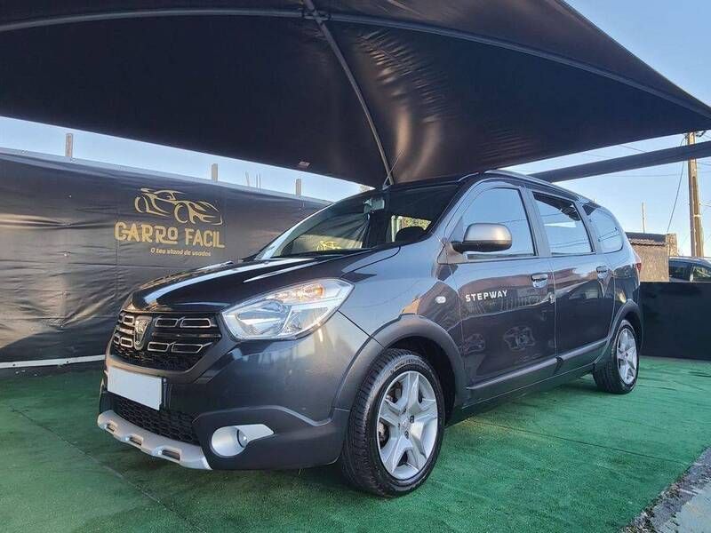 Cinzento Usado 2022 Dacia Lodgy Stepway Monovolume | € 16.990 (Preço justo) - Imagem 1/4